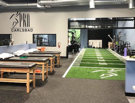 Pt Gym Design, Outpatient Physical Therapy Clinic Design, Sports Chiropractic Office, Physiotherapy Interior Design, Physical Therapy Interior Design, Physical Therapy Gym Design, Orthopedic Office Design, Phisioterapy Clinic Interior Design, Pt Clinic Design Ideas