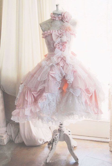 lolita dress... How do they get the skirt to stck out like that? I don't see a petticoat? Tout Rose, Frou Frou, Dress Forms, Vestidos Vintage, Everything Pink, 가을 패션, Flower Girl Dress, Dress Form, Lolita Dress