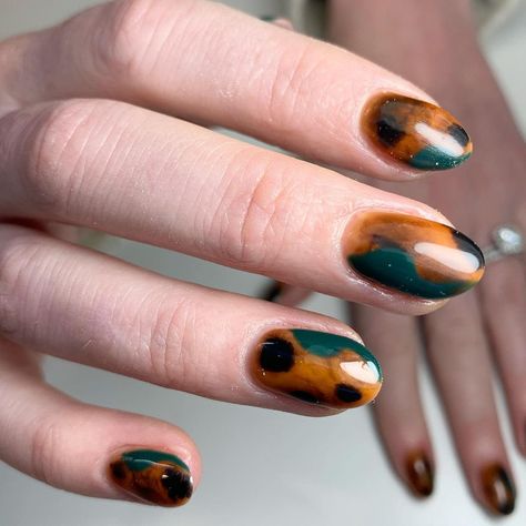 50 Designs For Fall Nails You Will Want To Wear All Season | 50 Fall Nails Fall In Love With Your Fall Nails This Autumn With Charming Designs That Warm The Heart. Lifestyle Abstract Autumn Nails, Fall Funky Nails, Blend Nails, Fall Aura Nails, Fall Nail Acrylic, Fun Fall Nail Designs, Nail Boo, Nail Color Fall, Nail Ideas Fall