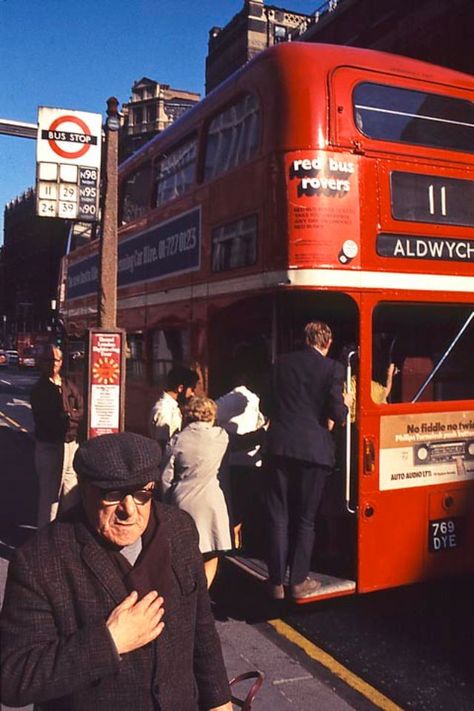 Vintage Photos Of People, Life In London, Bus Stops, Creepy Vintage, Photos Of People, London Aesthetic, Red Bus, Vintage Everyday, London Transport