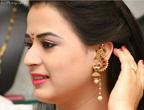 Earcuffs Earrings Indian, Prajakta Gaikwad, Earcuffs Earrings, Maharashtrian Jewellery, Temple Jewellery Earrings, Gold Earrings Indian, Gold Temple Jewellery, Gold Jhumka Earrings, Neck Pieces Jewelry