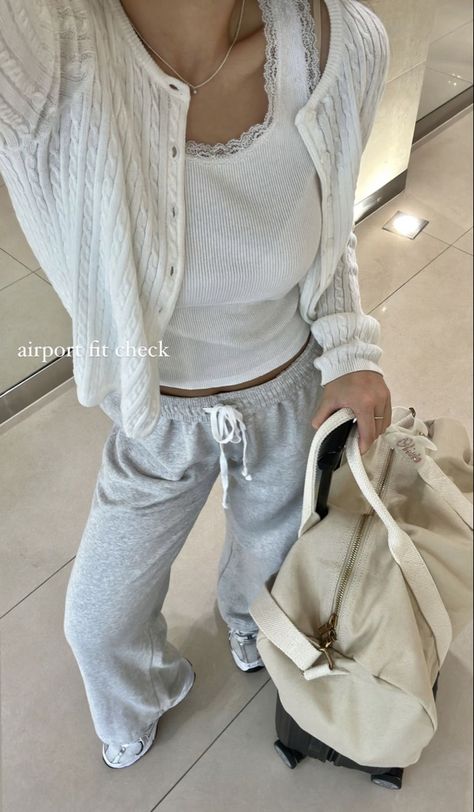 Comfy Outfits Travel, Pretty Outfits Casual Comfy, Airport Outfit Inspiration, Comfy Outfits Aesthetic, Stylish Comfy Outfits, Aesthetic Comfy Outfits, Flight Outfit Airport Style, Travel Outfits For Women, Comfortable Airport Outfit