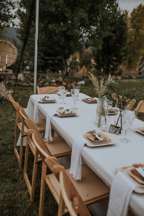 Earthy Wedding Shower Ideas, Affordable Table Settings, Stoneware Wedding Table, Earthy Wedding Color Palette, Earth Tone Party, Natural Table Settings, Classy Wedding Centerpieces, Simple Fall Tablescapes, Picnic Table Wedding