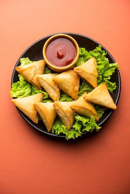 Photo cocktail mini triangle samosa made... | Premium Photo #Freepik #photo #samosa #indian-snacks #spring-roll #mutton Samosa Photography, Samosa Indian, Pyay, Indian Recipes Authentic, Media Branding, Spring Roll, Indian Snacks, Night Wishes, Samosa