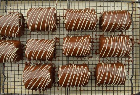 Mini Chocolate Rolls, Mini Chocolate Swiss Rolls, Mini Roulade Cakes, Mini Swiss Rolls Recipe, Mini Cake Rolls, Mini Swiss Rolls, Orange Roll Cake, Log Cakes, Chocolate Rolls