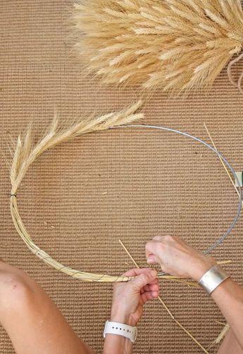 Diy Projects For Fall, Making A Wreath, Wheat Wreath, Couronne Diy, Dried Flowers Diy, Dried Wheat, Fleurs Diy, Deco Nature, Diy Fall Wreath