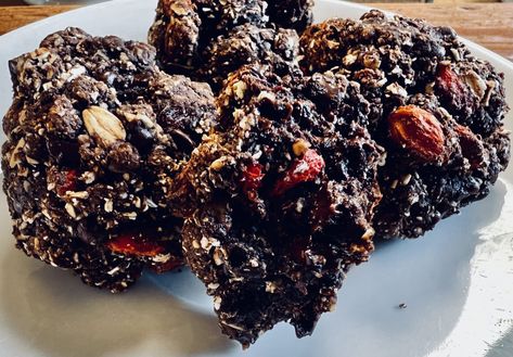 Double Chocolate Goji Berry Cookies Goji Berry Recipes Jam, Goji Berry Recipes, Cookie Healthy, Plant Based Cookies, Dried Goji Berries, Berry Cookies, Berry Recipes, Breakfast Cookies Healthy, Biscotti Cookies