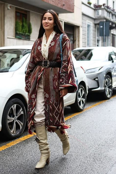 Bohemian Winter Outfits, Bohemian Style Winter, Street Style India, Winter Kimono, Street Style Fall Winter, Look Boho Chic, Street Style Fall, Ethno Style, Kimono Outfit