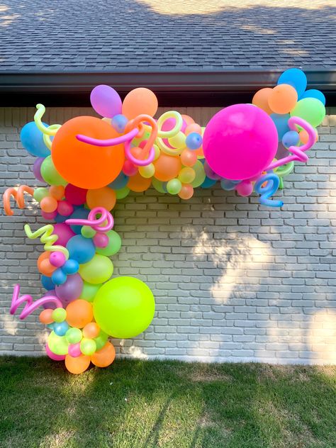 Neon Birthday Party, Glow Birthday Party, Trolls Birthday Party, 80s Theme Party, Neon Birthday, Glow Birthday, Diy Balloon Decorations, Birthday Balloon Decorations, Glow Party