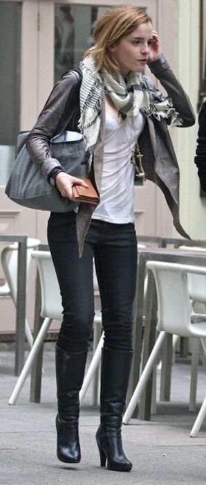 My other style crush...One of my favorite looks from her, ever. So wearable, chic and pretty #emmawatson #style #streetstyle 2020 Fashion Trends Street Styles, Waterfall Leather Jacket, Zara Europe, Halloween Costumes For Work, Outfit Ideas Korean, Halloween Unique, Boyfriend Ideas, Emma Watson Style, Costume Works