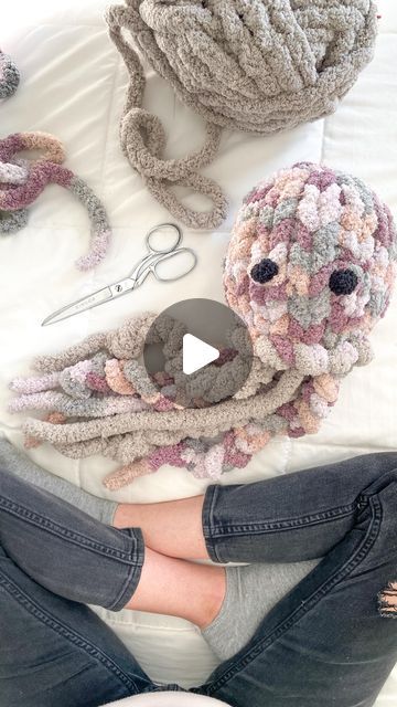 Chunky Yarn Craft Ideas, Size 7 Jumbo Yarn Projects, How To Finger Knit A Stuffed Animal, Fat Yarn Ideas, Chunky Knit Ideas Projects, Finger Knit Animals, Chunky Yarn Stuffed Animal, Finger Knitting Stuffed Animals, Crochet Patterns With Chunky Yarn