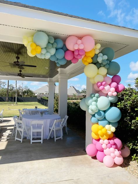 Outdoor Birthday Balloon Decor, Balloons On Pergola, Balloon Decor Outside, Balloon Garland On Pergola, Happy Birthday Balloon Garland, Balloon Garland Entryway, Tent Balloon Garland, Porch Balloon Garland, Balloon Arch Colorful