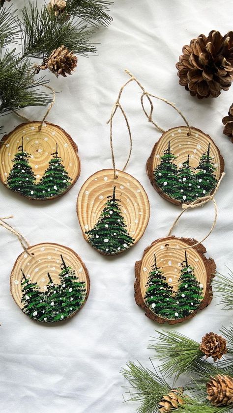 Handmade Christmas Gifts Wood, Diy Wood Christmas Ornaments Tree Slices, Christmas Tree Homemade Decorations, Easy Homemade Ornaments Christmas, Wood Slice Home Decor, Rustic Christmas Ornaments Diy Homemade, Traditional Christmas Ornaments Diy, Cricut Christmas Tree Decorations, Christmas Painting Ornaments Ideas