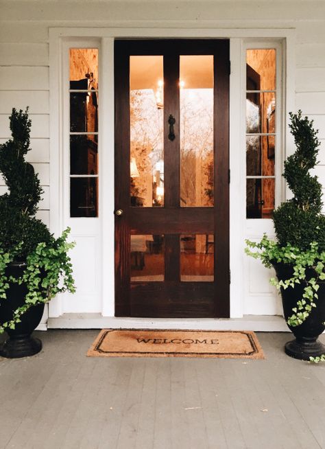 Screen Door with Knocker | Content in a Cottage Interior Doors Stained, Dark Front Door, Farmhouse Interior Doors, Wood Storm Doors, Glass Storm Doors, Door Table, Door Farmhouse, Storm Doors, Farmhouse Front Door