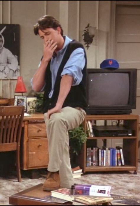 S1 EP3 Chandler Bing Outfits, Dress Shirt Outfit, Casual Shirt Look, Jennifer Aniston Hair, Shirt Dress Outfit, 2000s Outfits, Chandler Bing, Double Life, Matthew Perry