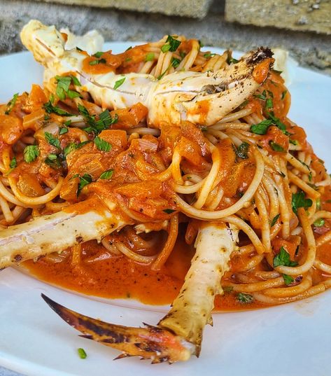 Crab Leg Pasta Recipes, Crab Legs Sauce Recipes, King Crab Recipes, King Crab Recipe, Crab Pasta Recipes, King Crab Legs Recipe, Crab Ideas, Crab Spaghetti, Crab Legs Recipe