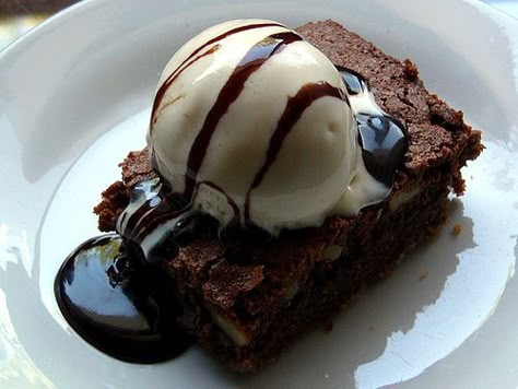 Walnut Brownie with Ice Cream      Try getting your eyes off it... Can you? Blonde Brownie, Brownies Healthy, Chocolate Chip Cookie Dough Ice Cream, Blonde Brownies, Brownie Ice Cream, Cookie Dough Ice Cream, Healthier Eating, Ice Cream Desserts, Chocolate Chip Cookie Dough