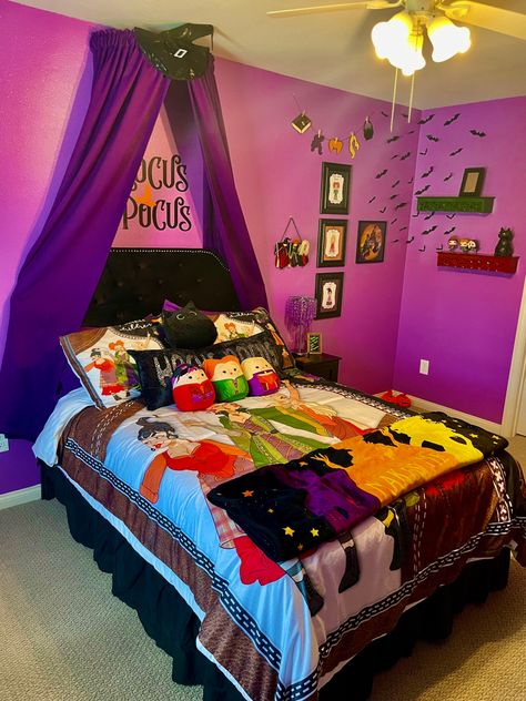 DIY Hocus Pocus inspired bedroom Hocus Pocus Bedroom, Poster Room Decor Ideas, Diy Room Decor For Men, Diy Trunk Or Treat Ideas, Diy Trunk Or Treat, Painting Pumpkins Ideas Diy, Aesthetic Vintage Room Decor, Vintage Room Decor Ideas, Diy Painted Pumpkins