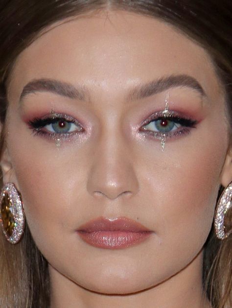 Close-up of Gigi Hadid at the 2018 Met Gala. Gala Make Up, Gigi Hadid Makeup, Red Carpet Makeup, Celebrity Makeup Looks, Beauty Make-up, Kesha, Celebrity Makeup, Makati, Best Skin