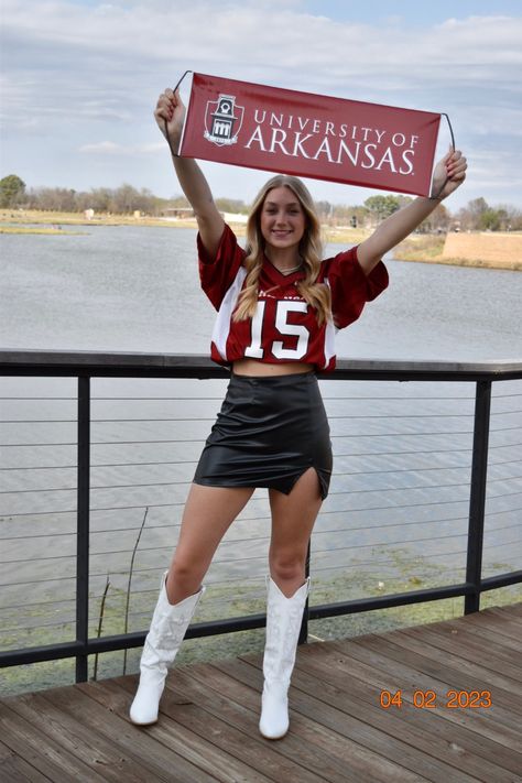 College Announcement Photoshoot, College Announcement Ideas, College Acceptance Photoshoot, College Reveal Photoshoot, College Announcement Pictures, College Announcements, Senior Announcements, Graduation Inspiration, College Grad Pictures