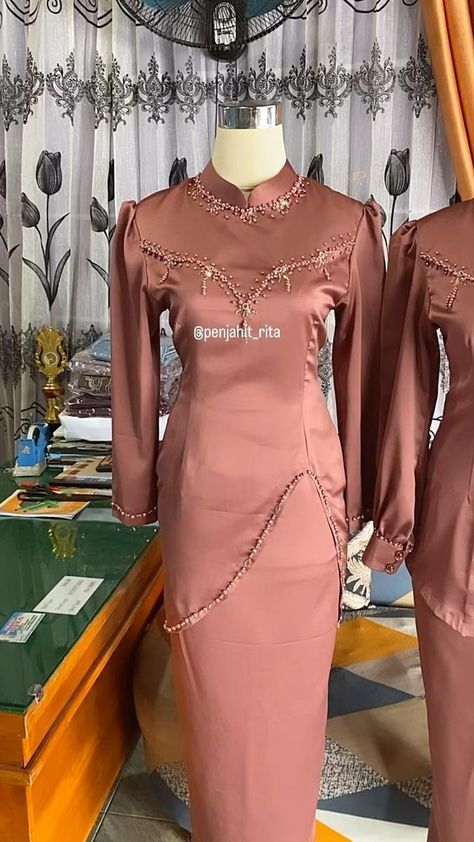 Bridesmaid Hijab Simple, Bridesmaid Melayu, Dres Kondangan, Model Dress Kebaya, Braidsmaid Dresses, Kebaya Modern Dress, Detail Couture, Bridesmaid Satin, Dress Kebaya