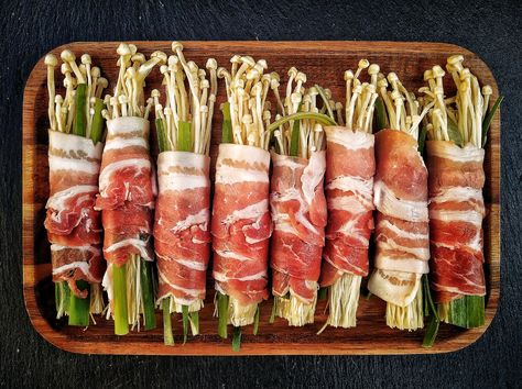 Enoki Pilze im Baconmantel Food Art Photography, Grill Set, Corn Dogs, Boba Tea, Hot Pot, Food Truck, Asparagus, Food Art, Nom Nom