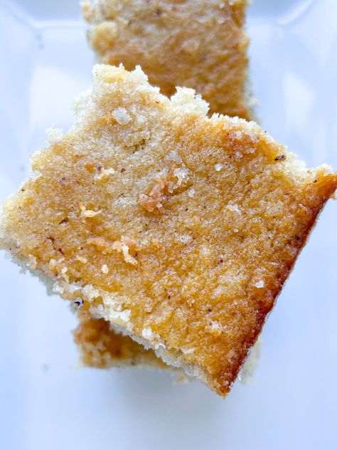 Toto Cake Recipe, Toto Jamaican Coconut Cake, Jamaican Toto Cake, Jamaican Toto Recipe, Jamaican Cake, Jamaican Dessert, Easy Coconut Cake, Cornmeal Pudding, Aloo Pie