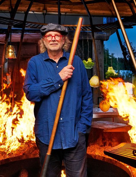 Chaque semaine, une personnalité décrypte pour nous un rituel estival. Francis Mallman, le maestro argentin de la cuisine au feu, nous donne les clés d'un parfait BBQ. Francis Mallman, Faena Hotel, Romantic Meals, Summer Entertaining, Photography Magazine Cover, American Restaurant, South American, Restaurant Review, Meals For One