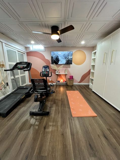 Gym Guest Bedroom, Brown Vinyl Flooring, Gym Basement, Artistic Architecture, Gym Designs, Studio Gym, Backyard Gym, Home Gym Ideas, Writing Room