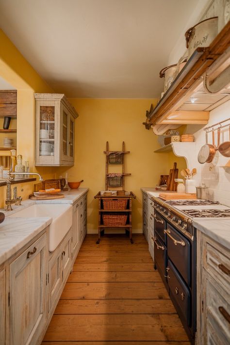 20 Ideas for Kitchens with Yellow Walls Yellow And Sage Kitchen, Mustard Kitchen Walls, Yellow Wall Kitchen, Mustard Color Kitchen, Kitchen With Yellow Walls, Kitchen Yellow Walls, Light Yellow Kitchen, Yellow Farmhouse Kitchen, Vintage Yellow Kitchen