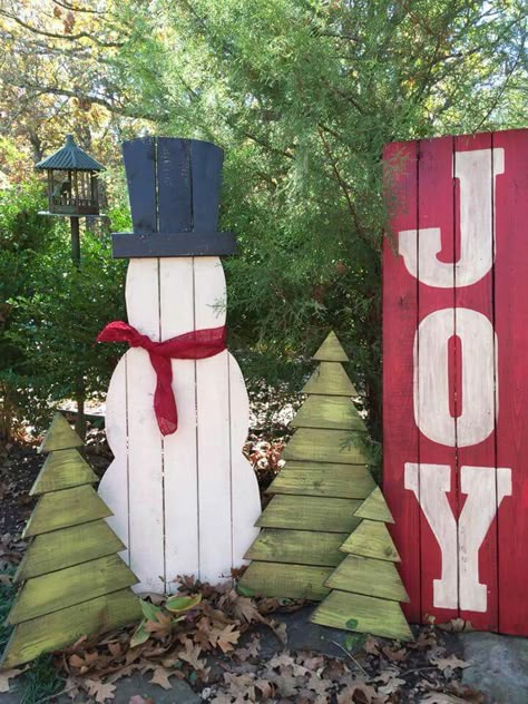 Snowman Diy Outdoor, Diy Christmas Yard Decorations Wood, Outdoor Wooden Christmas Decorations, Easy Diy Outdoor Christmas Decorations, Easy Outdoor Christmas Decorations, Snowman Outdoor Decorations, Diy Outdoor Christmas Decorations, Pallet Wood Christmas, Giant Christmas Ornaments