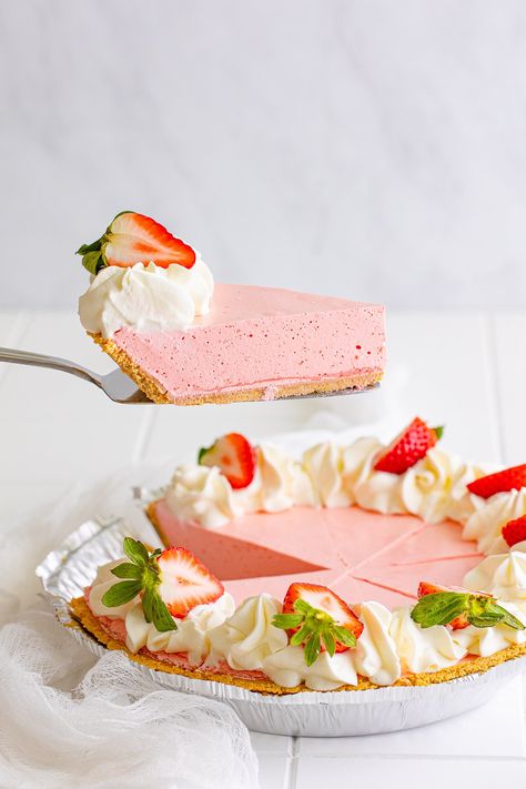 Strawberry Jello Cake, Strawberry Jello Pie, No Baked, 21 Day Fix Desserts, Jello Pie, Jello Flavors, Chocolate Chip Cookie Pie, Strawberry Poke Cakes, Favorite Pie Recipes