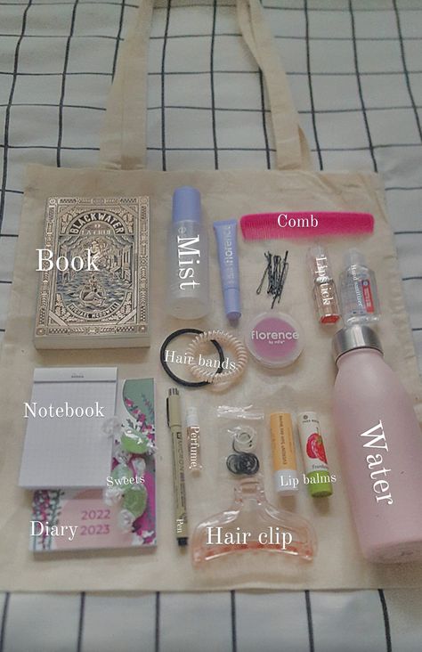 What's in my bag? What To Put In Your Tote Bag, Things To Put In Your Bag, What’s In My Beach Bag, What’s In My Tote Bag, Wats In My Bag, What’s In My Bookbag, What To Put In Your Purse, What To Keep In Your Purse, What’s In My Bag Aesthetic