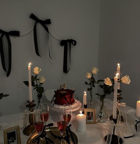 Simple Hotel Birthday Decor, 22nd Birthday Dinner Ideas, Dark Academia Bday Party, Romantic Party Decorations, 1800 Themed Party, Dark Feminine Aesthetic Birthday, Black And Red Dinner Party, Red Food For Party, Birthday Concept Idea