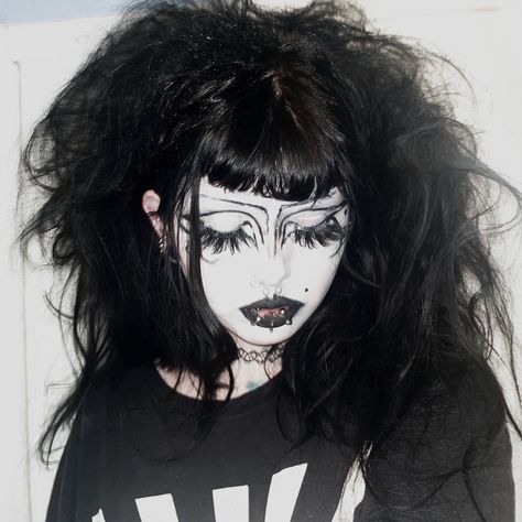 Goth Bats Nest Hair, Bat Nest Hair Goth, Bat Nest Hair, Bats Nest Hair, Long Goth Hair, Romantic Goth Makeup, Trad Goth Makeup, Goth Eye Makeup, Goth Fits