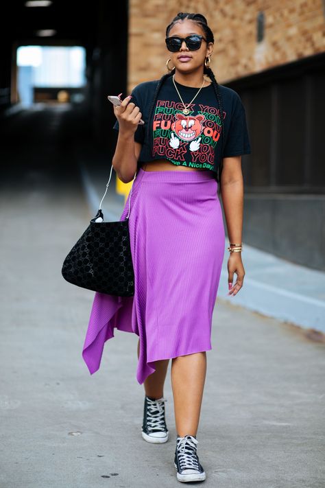 Major outfit inspiration, right this way. Edgy Colorful Outfits, Funky Street Style, New York Summer Outfits Street Style, Travel Outfit Winter, Winter New York, New York Chic, Summer Street Fashion, Haute Couture Style, T Shirt Outfit