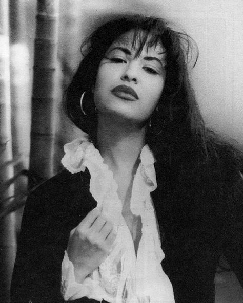 "Amor Prohibido" photoshoot Selena Quintanilla Pfp, Pfp Black And White, Pfp Black, Selena Pictures, Selena Q, Tejano Music, Selena Quintanilla Perez, Queen Pictures, I Miss Her