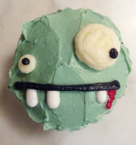 zombie cupcake!                                                                                                                                                                                 More Plants Vs Zombies Cupcakes, Weird Cupcakes, Halloween Cupcakes Ideas, Cupcake Monster, Zombie Cupcakes, Plants Vs Zombies Birthday Party, Cupcakes Halloween, Zombie Cake, Dessert Halloween