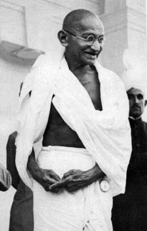 Gandhi Mahatma Gandhi Biography, Mahatma Gandhi Photos, Quotes French, भारतीय इतिहास, Subhas Chandra Bose, Arte Yoga, Mahatma Gandhi Quotes, Indira Gandhi, Nobel Peace Prize