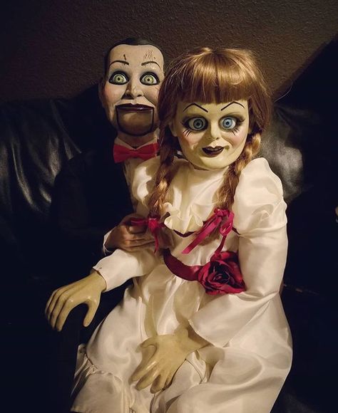 😈Welcome To The Family🎃 on Instagram: “A happy couple😂 #DeadSilence #Annabelle #AnnabelleCreation #AnnabelleDoll #BillyTheDummy #HorrorMovies #HorrorFilms #HorrorFans #HorrorPage…” Billy Puppet, Dead Silence, Horror Villians, Annabelle Doll, Joker Images, Scary Stories To Tell, Best Horror Movies, Horror Posters, Horror Movie Art