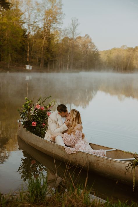 couples shoot photography canoe the notebook Engagement Photos Canoe, Canoe Engagement Pictures, Canoe Photoshoot, Engament Pictures, Canoe Wedding, Fishing Wedding, Maternity Wedding, Girl Western, Model Shoot