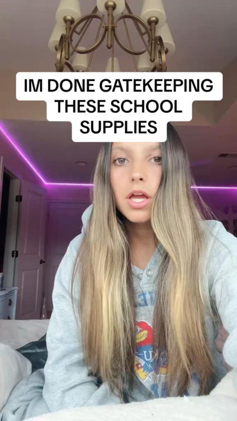 College school supplies you must get for back to school! Credit to @ells_dailylife on tiktok Cute School Supplies For Highschool, Tips For 6th Grade, 6th Grade Tips, 7th Grade Tips, Middle School Essentials, School Backpack Essentials, Middle School Survival, Middle School Life, Middle School Hacks