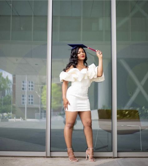 Skirt Graduation Outfit, Baddie Graduation Outfit, University Graduation Outfit Dresses, Graduation Outfit Ideas High School, Cute Graduation Outfits, Outfit Graduacion, Graduation Pictures Outfits, Graduation Ceremony Outfit, Graduation Outfit College