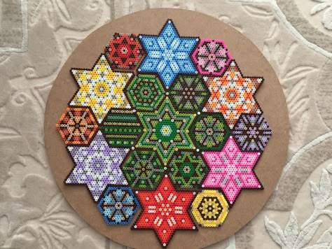 Perler Bead Mandala Patterns, Perler Bead Hexagon Designs, Perler Mandala, Perler Beads Hexagon, Nerdy Perler Beads, Pony Bead Projects, Celtic Cross Stitch, Easy Perler Beads, Pony Bead Crafts