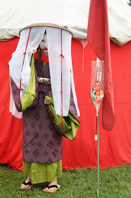 great group of photos of japanese female garb.  I have to start this at some point but right now I'm fascinated with british garb. Old Japanese Fashion, Kamakura Era, Japanese Wear, Medieval Japan, Straw Sandals, Trend Board, Heian Era, Japanese History, Travel Clothes