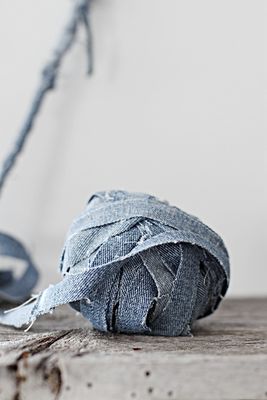 ღ Denim Yarn, Jeans Recycling, Decoration Vitrine, Denim Inspiration, Denim Ideas, Recycled Jeans, Recycle Jeans, Denim Crafts, Denim Diy