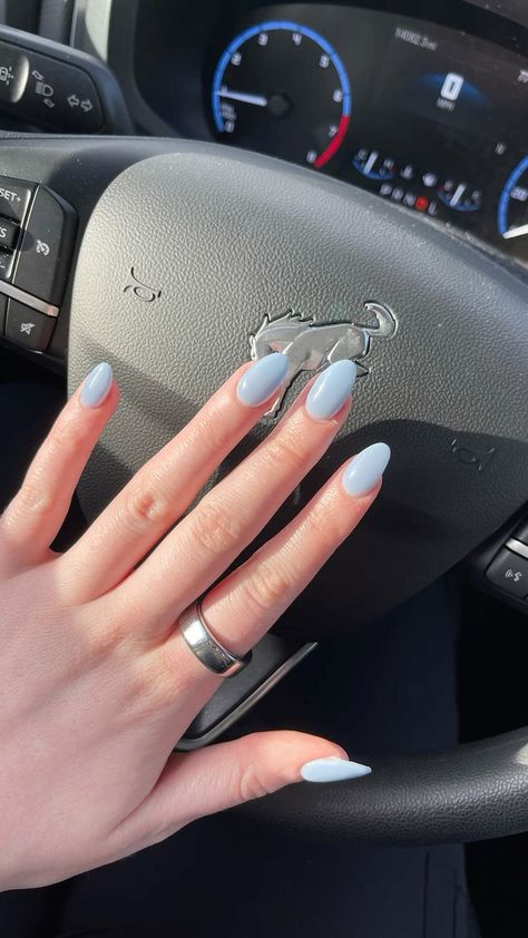 12 of The Best Winter Nail Colors for Fair Skin - Lauren Erro Nails Acrylic Simple Almond, Simple Nail Inspo Almond, Winter 2025 Nails, Simple Almond Acrylic Nails, One Colour Nails, Nail Colors For Fair Skin, Apply Acrylic Nails, Trendy Nails Winter, Almond Nails Winter