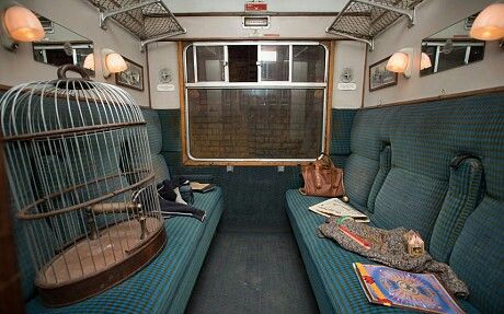 Hogwarts express cabin Hogwarts Train Compartment, Hogwarts Express Interior, Hogwarts Express Compartment, Harry Potter Train Aesthetic, Hogwarts Train Aesthetic, Hogwarts Express Aesthetic, Train Hogwarts, Harry Potter Shifting, Hp Shifting