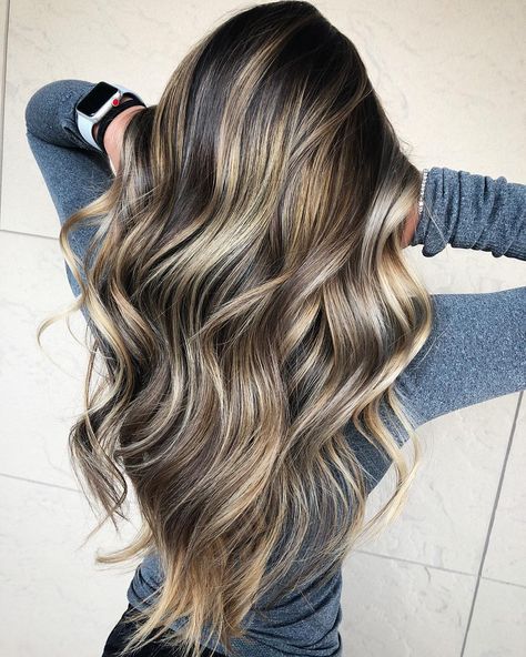 Fall Balayage Hair, Beige Balayage, Metallic Hair Color, Rich Brunette Hair, Light Browns, Hair Color Pictures, Blond Balayage, Medium Curly Hair Styles, Peinados Fáciles Para Cabello Corto