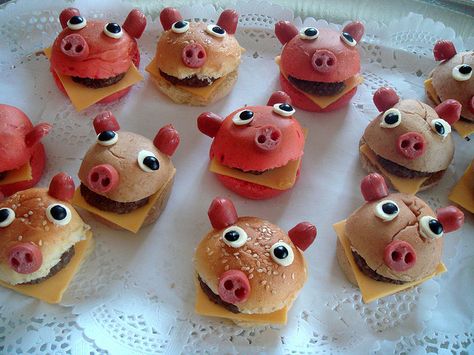 How cute!!! Sliders with piggie faces (faces are made from hot dogs, cheese and olives- how creative!) Animal Shaped Foods, Food Art For Kids, Kids Party Food, Fun Kids Food, Kids Snacks, Kids Lunch, Little Pigs, Food Humor, Fun Snacks